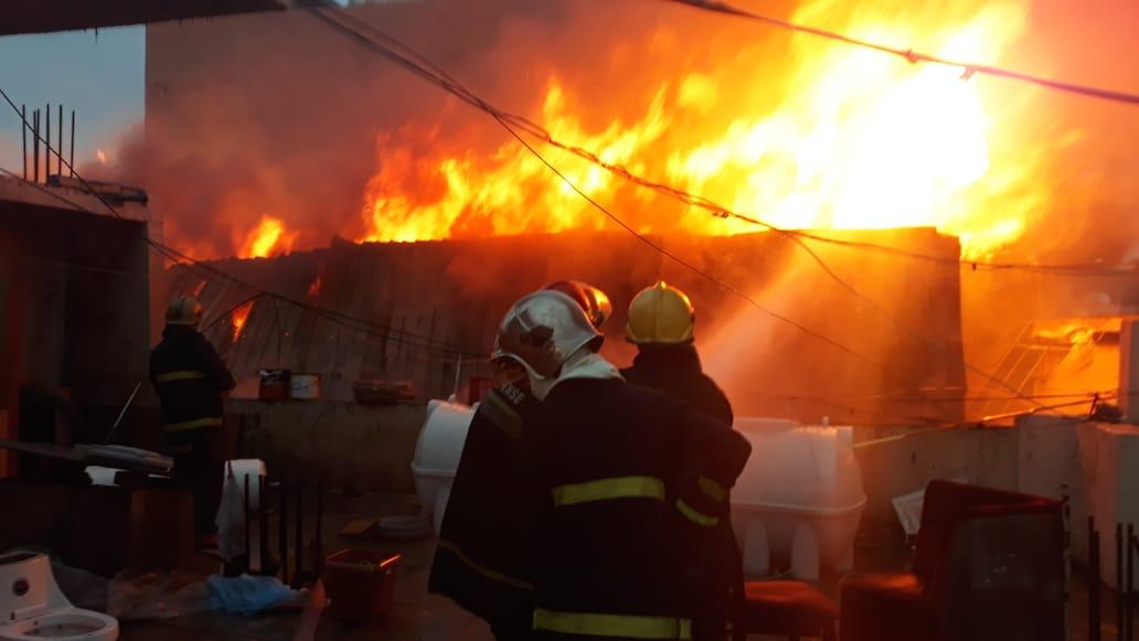 حريق كبير داخل عمارة سكنية في الكرادة وفرق الدفاع تنقذ العوائل